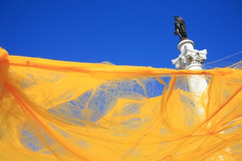 portugal, lisbonne, lisboa, signes de ville, rossio, praca da figueira, fete, colonne et statue du roi jean 1er, voile jaune de fete
Date : septembre 2011