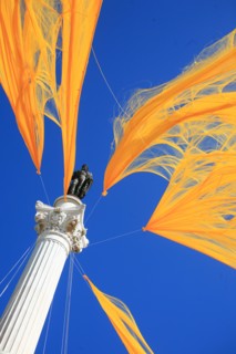 portugal, lisbonne, lisboa, signes de ville, rossio, praca da figueira, fete, colonne et statue du roi jean 1er, voile jaune de fete
Date : septembre 2011