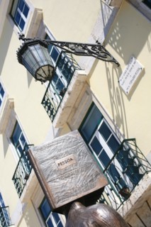 portugal, lisbonne, lisboa, signes de ville, bairro alto, place, sol, voirie, statue fernando pessoa
Date : septembre 2011