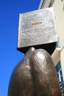 portugal, lisbonne, lisboa, signes de ville, bairro alto, place, sol, voirie, statue fernando pessoa
Date : septembre 2011
