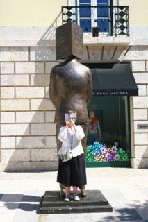 portugal, lisbonne, lisboa, signes de ville, bairro alto, place, sol, voirie, statue fernando pessoa
Date : septembre 2011