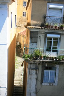 portugal, lisbonne, lisboa, signes de ville, rossio,  au pied de l'alfama, ruelle en escalier, facade immeuble, vue depuis l'hotel tejo
Date : septembre 2011