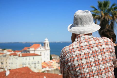 portugal, lisbonne, lisboa, signes de ville, alfama, panorama sur toits et le tage, senior avec chapeau et chemise associees au paysage, toits
Date : septembre 2011
