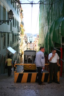 portugal, lisbonne, lisboa, signes de ville, chiado, elevador de bica, en haut de la cote, seniors, sol, voirie
Date : septembre 2011