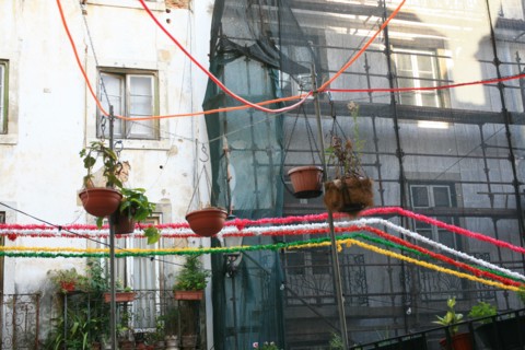 portugal, lisbonne, lisboa, signes de ville, alfama, quartier historique, detail habitat, preparation fete, guirlande
Date : septembre 2011