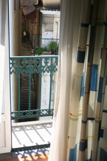 portugal, lisbonne, lisboa, signes de ville, rossio,  au pied de l'alfama, ruelle en escalier, facade immeuble, vue depuis l'hotel tejo
Date : septembre 2011