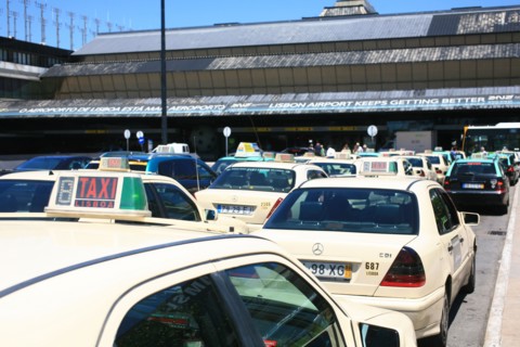 portugal, lisbonne, lisboa, signes de ville, laeroport, circulation, trasnsport urbain, file de taxis
Date : septembre 2011