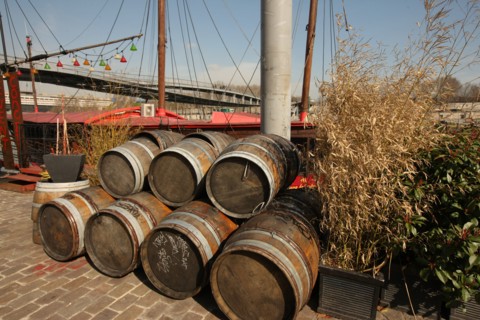 France, ile de france, paris 13e arrondissement, quai francois mauriac, peniche, la dame de canton, jonque, ancienne guinguette pirate, tonneaux,


Date : 2011-2012