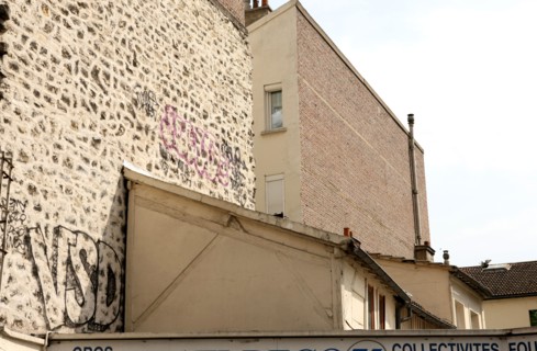 France, ile de france, paris 13e arrondissement, rue du dessous des berges, petits batiments cernes par des grands immeubles,


Date : 2011-2012