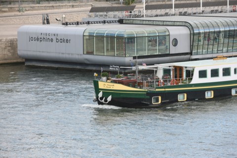 France, ile de france, paris, 13e arrondissement, seine, quai francois mauriac, piscine flottante josephine baker,


Date : 2011-2012