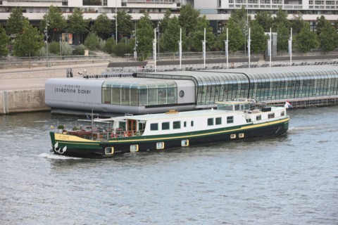 France, ile de france, paris, 13e arrondissement, seine, quai francois mauriac, piscine flottante josephine baker, peniche,


Date : 2011-2012