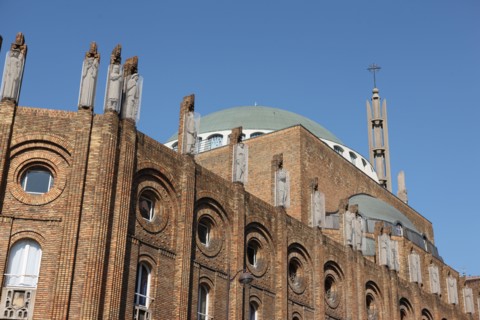 France, ile de france, paris 12e arrondissement, eglise du saint esprit 186 avenue daumesnil, architecte paul tournon, vue du chevet depuis la rue canebiere, brique, religion catholique,


Date : 2011...