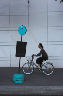 france, region ile de france, paris 13e arrondissement, paris rive gauche, avenue de france, quartier bnf francois mitterrand, arret de bus avec velo, velib,


Date : 2011-2012