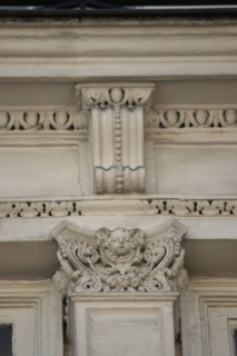 France, ile de france, paris 9e arrondissement, 11 rue de navarin, maison neo renaissance, detail chapiteau, pilastre, facade,