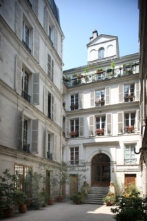 France, ile de france, paris 9e arrondissement, 20 rue saint lazare, cour, habitation, lions entourant l'escalier,