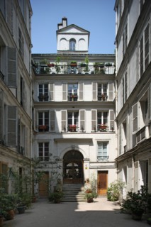France, ile de france, paris 9e arrondissement, 20 rue saint lazare, cour, habitation, lions entourant l'escalier,
