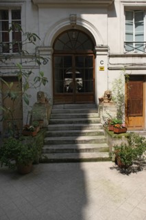 France, ile de france, paris 9e arrondissement, 20 rue saint lazare, cour, habitation, lions entourant l'escalier,