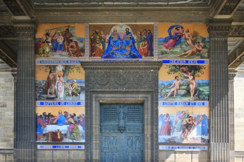 France, ile de france, paris 10e arrondissement, place franz liszt. eglise saint vincent de paul, plaques de lave emaillee sous le porche,