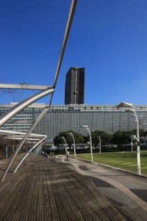 France, ile de france, paris 15e arrondissement, montparnasse, jardin atlantique, au dessus des voies de la gare montparnasse,