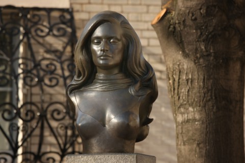 France, ile de france, paris 18e arrondissement, place dalida, buste de la chanteuse, sculpteur alain aslan,
