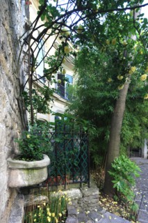 France, ile de france, paris 9e arrondissement, avenue frochot, voie privee entre la rue victor masse et la place pigalle, pignon du n7, decor neo gothique,


Date : Ete 2012