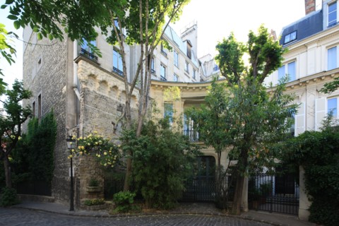 France, ile de france, paris 9e arrondissement, avenue frochot, voie privee entre la rue victor masse et la place pigalle, pignon du n7, decor neo gothique,


Date : Ete 2012