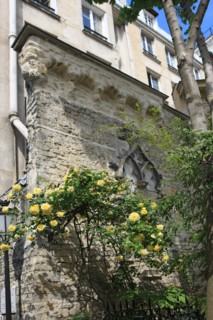France, ile de france, paris 9e arrondissement, avenue frochot, voie privee entre la rue victor masse et la place pigalle, pignon du n7, decor neo gothique,


Date : Ete 2012