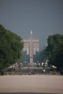 France, Region Ile de France, Paris, 1er arrondissement, jardin des Tuileries, vue vers l'obelisque de la place de la Concorde, et l'Arc de Triomphe de l'Etoile
