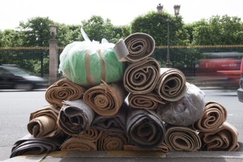 France, Region Ile de France, Paris, 1er arrondissement, rue de Rivoli, abandon, vieux rouleaux, moquette, dechet