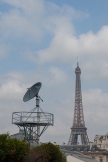France, Region Ile de France, Paris 7e arrondissement, Ecole Militaire, avenue de Lowendal, place de Fontenoy, Tour Eiffel et antenne parabolique
