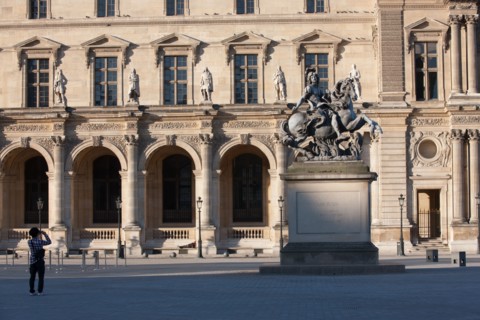 France, Region Ile de France, Paris 1er arrondissement, Musee du Louvre, cour de la Pyramide, statue equestre de louis 14 par le bernin,