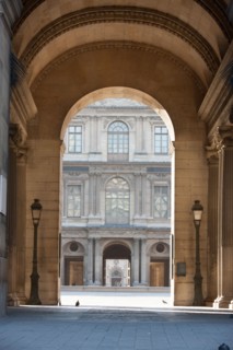 France, Region Ile de France, Paris 1er arrondissement, Musee du Louvre, passage entre cour de la Pyramide et Cour Carree, pyramide de Ieoh Ming Pei,