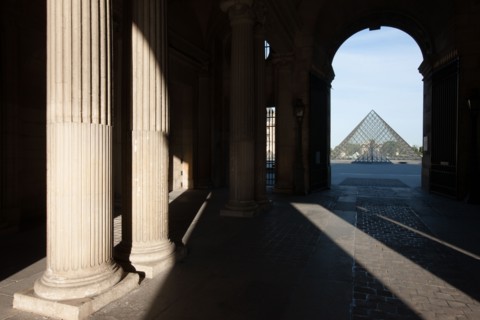 France, Region Ile de France, Paris 1er arrondissement, Musee du Louvre, passage entre cour de la Pyramide et Cour Carree, pyramide de Ieoh Ming Pei,