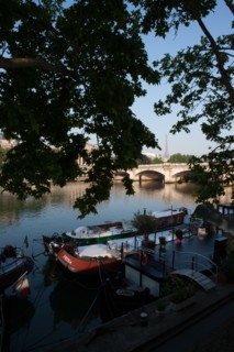 France, Region Ile de France, Paris 1er arrondissement, la Seine, Quai des Tuileries, peniches, Tour Eiffel au loin