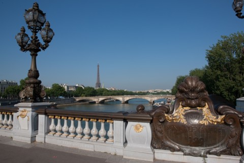 France, Region Ile de France, Paris 8e arrondissement, Pont Alexandre III, vue sur la Tour Eiffel et les Invalides