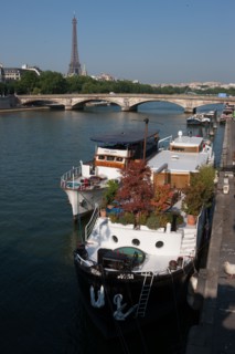 France, Region Ile de France, Paris 8e arrondissement, Pont Alexandre III, vue sur la Tour Eiffel, peniches amarres sur la Seine, quais
