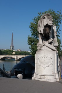 France, Region Ile de France, Paris 8e arrondissement, Pont Alexandre III, vue sur la Tour Eiffel et les Invalides