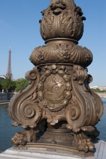 France, Region Ile de France, Paris 7e arrondissement, Pont Alexandre III, lampadaires, candelabres, Hotel des Invalides, dome,
