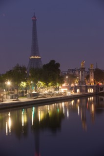 France, Region Ile de France, Paris 8e arrondissement, la Seine au niveau du Pont de la Concorde. La Tour Eiffel.