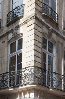 France, Region Ile de France, Paris 1er arrondissement, 1 rue des Prouvaires et 54 rue Saint Honore, maison d'angle, balcons, ferronnerie, 18e siecle,