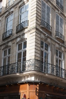 France, Region Ile de France, Paris 1er arrondissement, 1 rue des Prouvaires et 54 rue Saint Honore, maison d'angle, balcons, ferronnerie, 18e siecle,