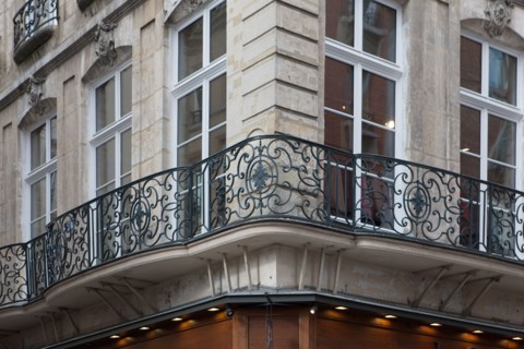 France, Region Ile de France, Paris 1er arrondissement, 1 rue des Prouvaires et 54 rue Saint Honore, maison d'angle, balcons, ferronnerie, 18e siecle,