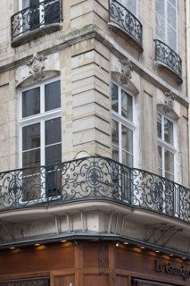 France, Region Ile de France, Paris 1er arrondissement, 1 rue des Prouvaires et 54 rue Saint Honore, maison d'angle, balcons, ferronnerie, 18e siecle,