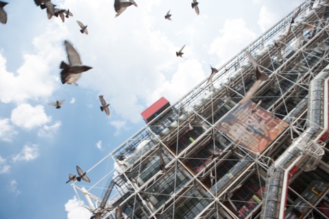 France, Region Ile de France, Paris 4e arrondissement, Beaubourg, Centre Georges Pompidou, piazza, place, touristes, pigeons,