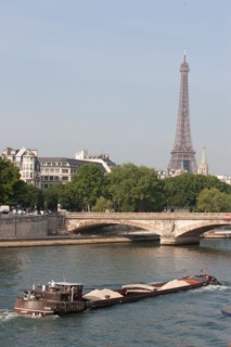 France, Region Ile de France, Paris, Tour Eiffel, Seine, peniche, transport fluvial