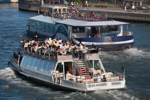 France, Region Ile de France, Paris 7e arrondissement, Pont Alexandre III, la Seine et les berges, Invalides, bateaux-mouches