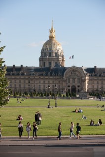 France, Region Ile de France, Paris 7e arrondissement, esplanade des Invalides, Hotel des Invalides, pelouses, musee de l'Armee,