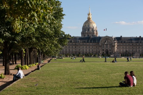 France, Region Ile de France, Paris 7e arrondissement, esplanade des Invalides, Hotel des Invalides, pelouses, musee de l'Armee,