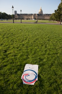 France, Region Ile de France, Paris 7e arrondissement, esplanade des Invalides, Hotel des Invalides, dome, herbe, pelouse, carton de pizza,
