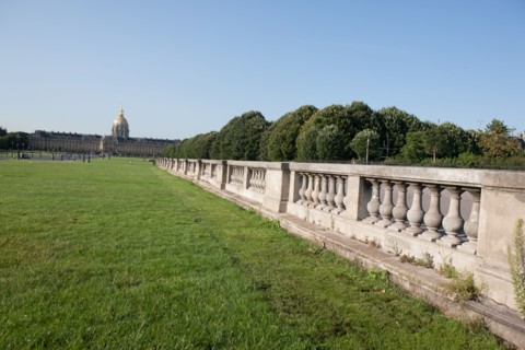 France, Region Ile de France, Paris 7e arrondissement, esplanade des Invalides, Hotel des Invalides, dome, herbe, pelouse,